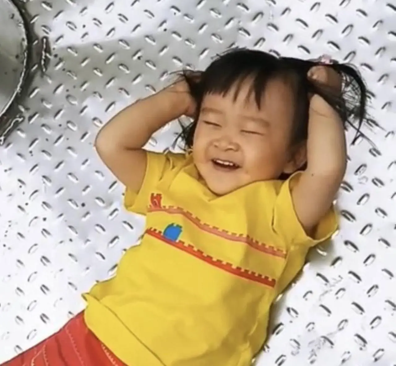 😊那個小孩兒孩兒玩兒累了～