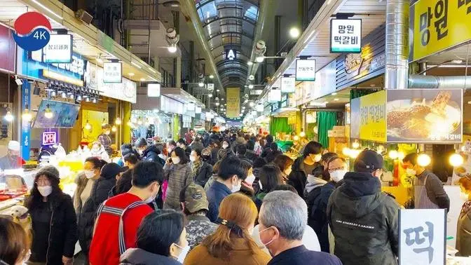 Seoul Walk - Mangwon Traditional Market on Korean Lunar New Year holidays. Pre Market Shopping