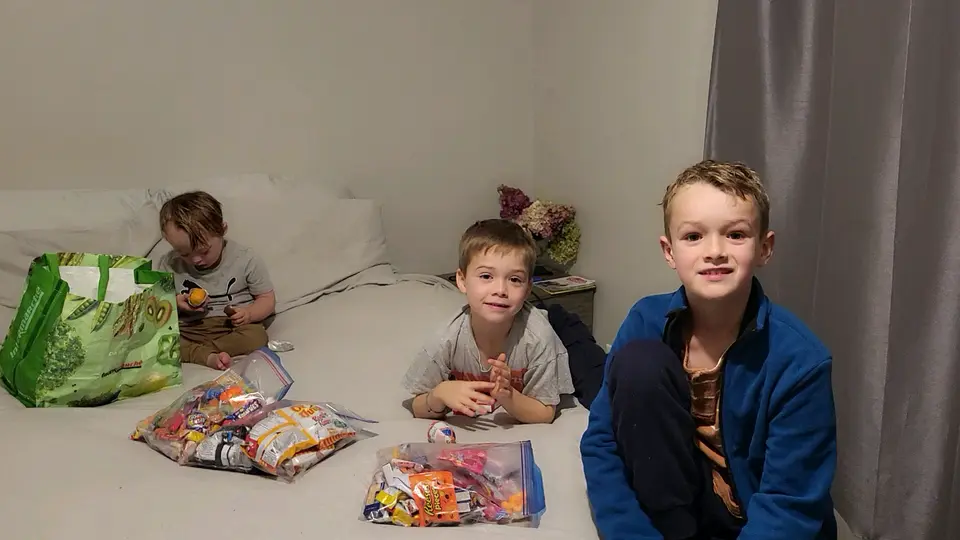 #kindnessiscool
Sharing Halloween lollies with sick children fighti g cancer in the city hospital.