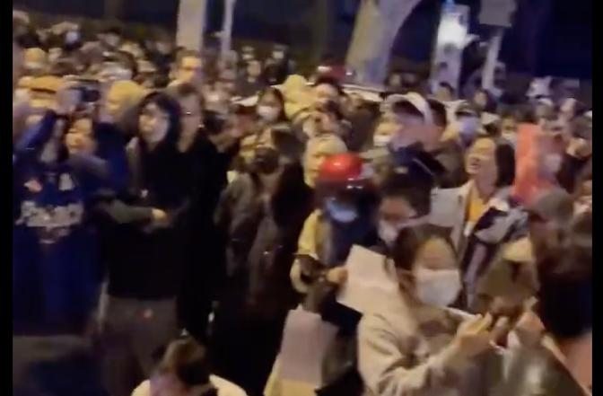 上海烏魯木齊路民眾高喊：「共產黨 下臺！」