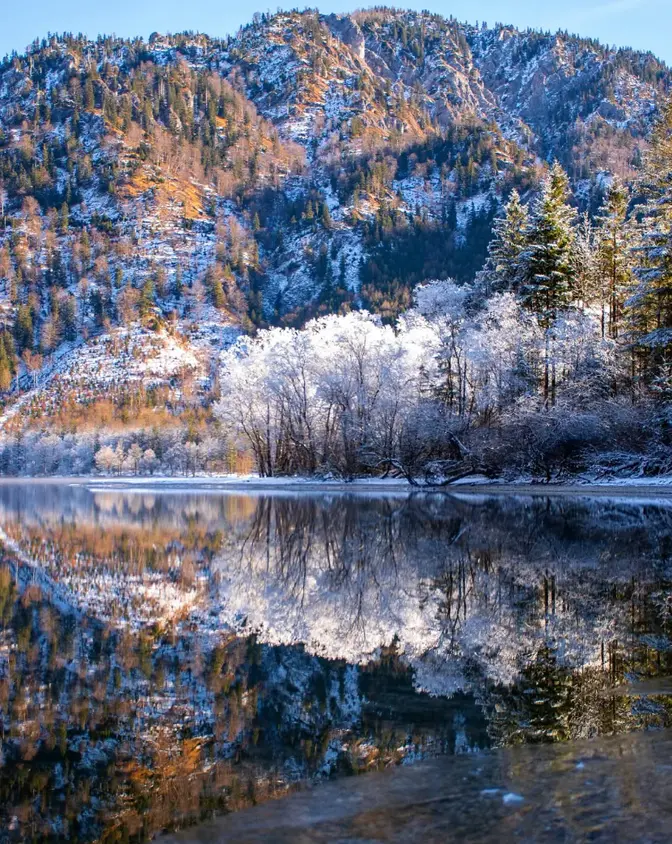 ❄️ Die Wintergeschichte wird auf dem spiegelglatten Wasser geschrieben 🌲✨