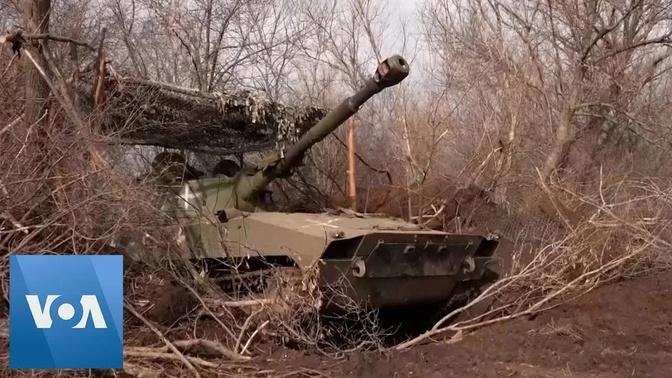Ukrainian Paratroopers Fire Artillery at Russian Positions | VOA News