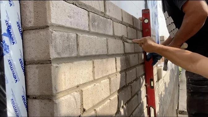 砌砖 - 精细施工 Laying bricks - the best practise.