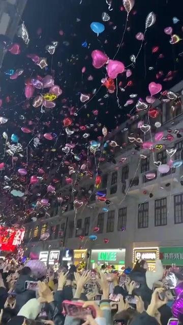 1月1日，武漢跨年，放飛的氣球碰到高壓線爆炸。
