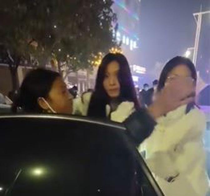 河南女大學生實名舉報被警方帶走，釋放時已精神失常。
