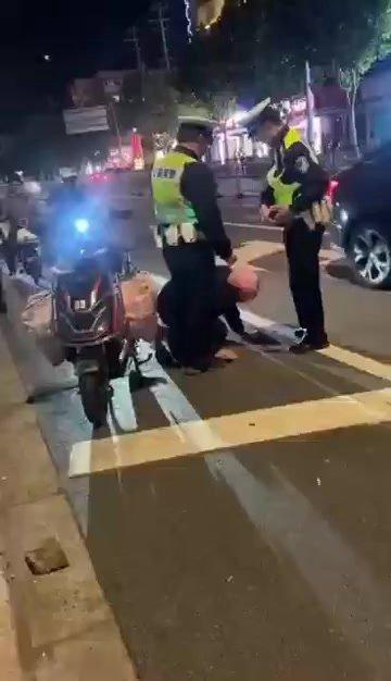 上海外賣騎手對交警下跪求饒：我在底層活不下去了。 | 短影片 | 新唐人 · 中國新聞 | 乾淨世界 - 運用科技 回歸傳統價值 乾淨影視 免費看電影 乾淨校園