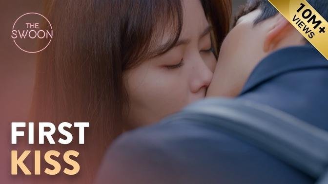 Kim So-hyun and Song Kang’s first kiss   Love Alarm Ep 1  ENG SUB 