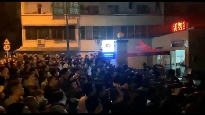 11月20日晚，四川綿陽市三台縣北壩鎮數千民眾圍堵北壩派出所，為被打的受害女孩討公道。