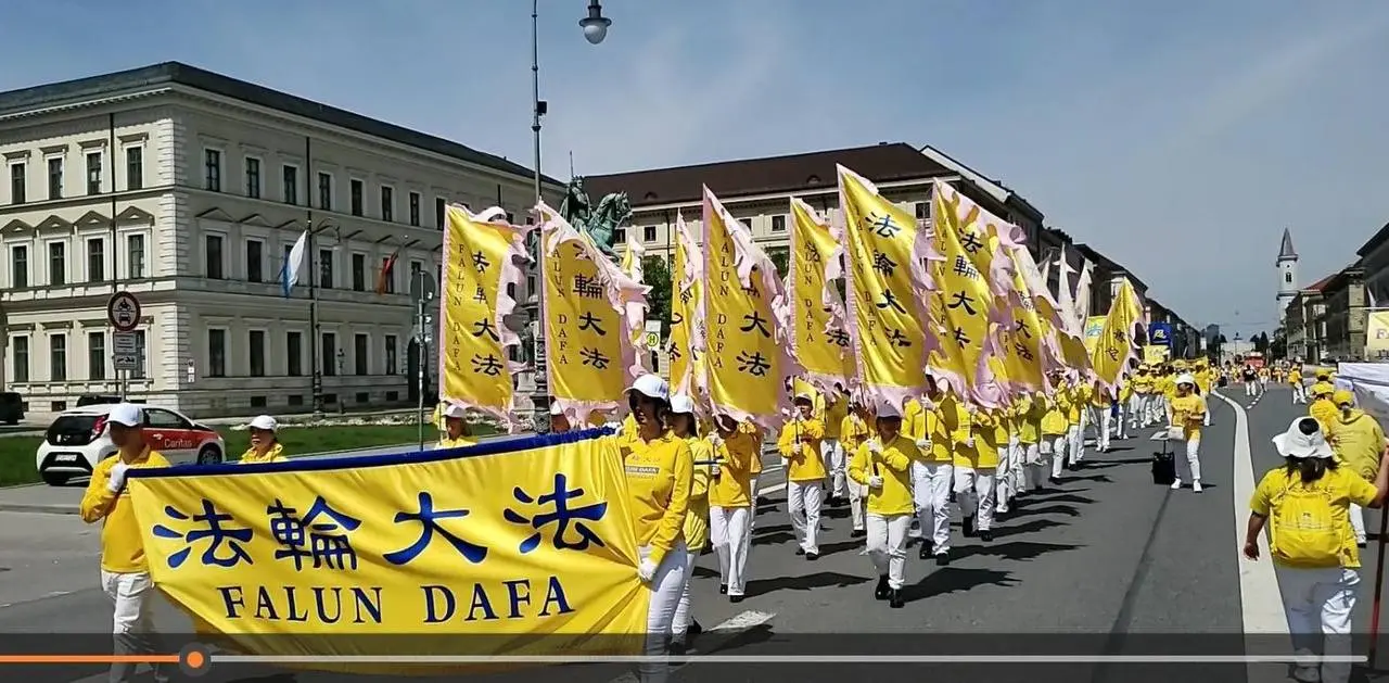 mit Fahne  marschiert #July20Rally2024