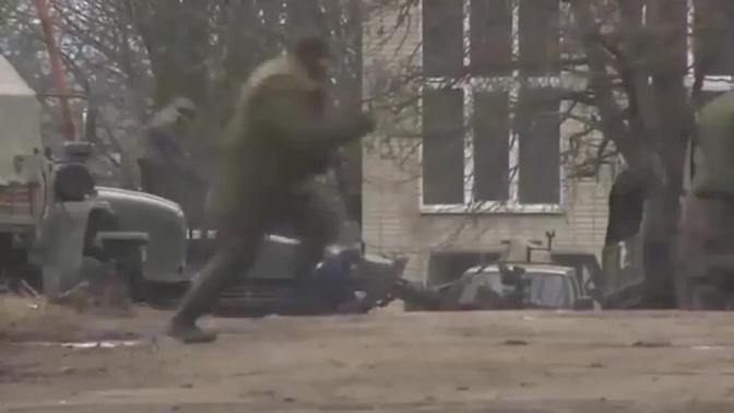 🔴 Ukraine War - Russian Soldiers Abandon Their Vehicles And Run For Cover Under Heavy Artillery Fir