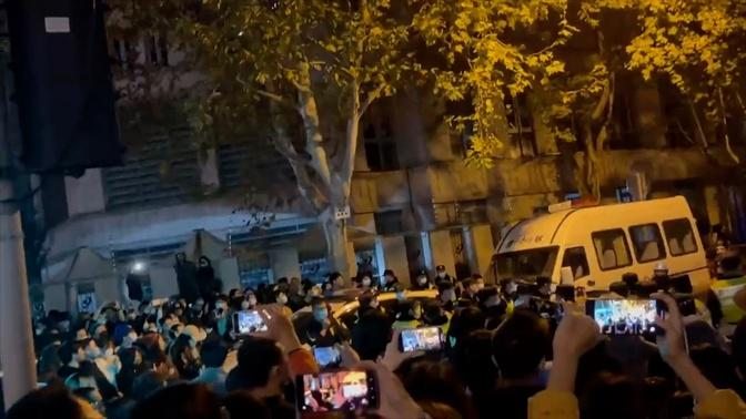 2022年11月27日，上海五原路，抗議民眾與警方交涉。