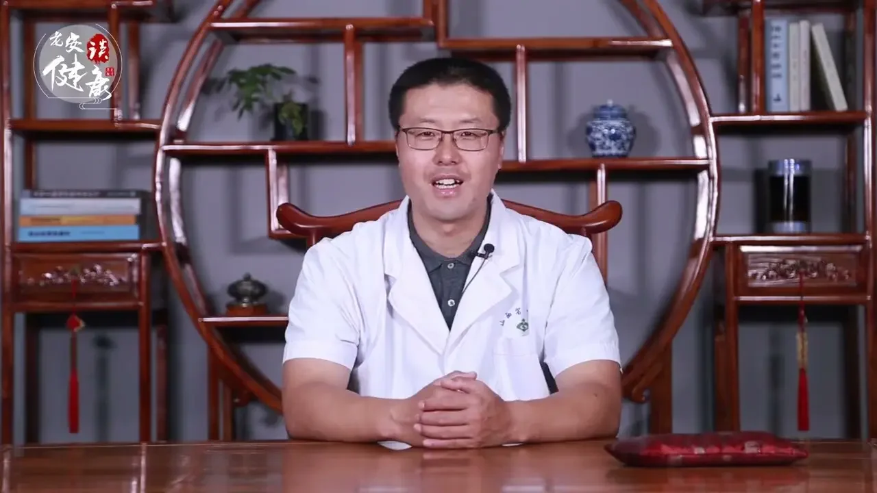 起泡｜若水泡大，需及時到醫院治療。若範圍大、較嚴重，應立即祛除貼物，並對症處理，可用甲紫、紅黴素和莫匹羅星（百多邦）。若水泡過大，或有膿，破潰，應及時到醫院，並保持乾燥，別抓，別隨便塗藥【老安談健康】