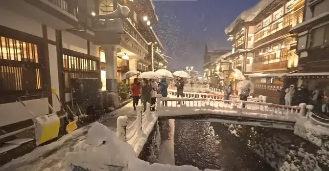 Japan - Heavy Snow in Ginzan Onsen・4K HDR