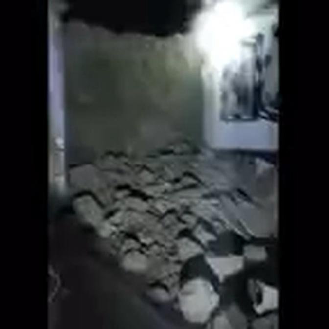 甘肅積石山縣發生6.2級地震，房子被震塌，人員被壓埋。