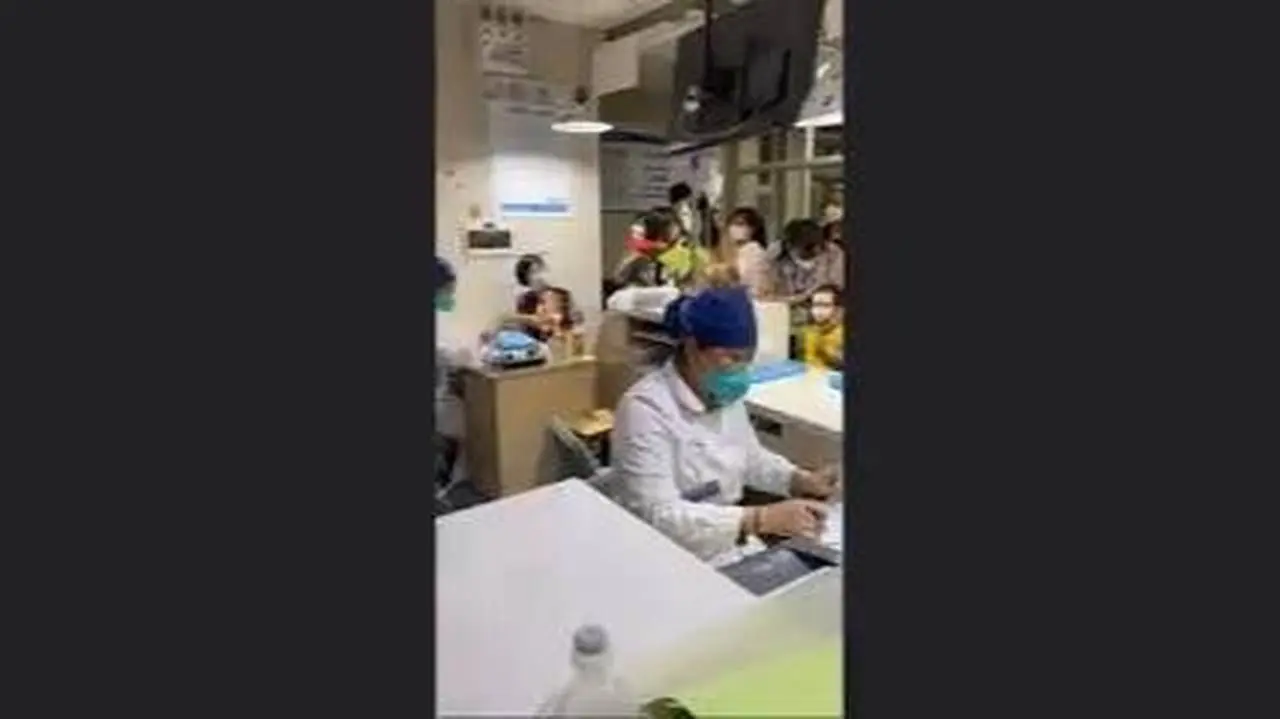 近日，中國各地醫院發熱門診爆滿，大多是兒童患者。