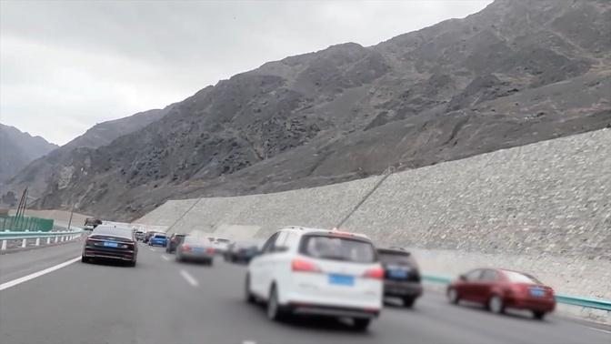 近日，新疆大批外地務工人員和遊客逃離新疆，大量自駕車擁賭在卡口和路上，離開人員還被迫簽署疫情防控承諾書。