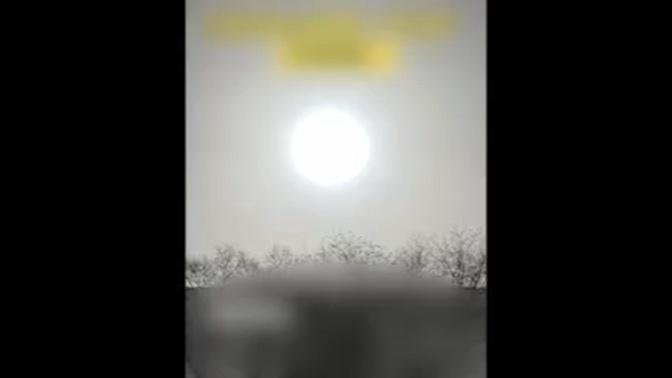 2023年3月22日上午，北京出現沙塵暴，在昏暗的天色裡，太陽變成了藍色。