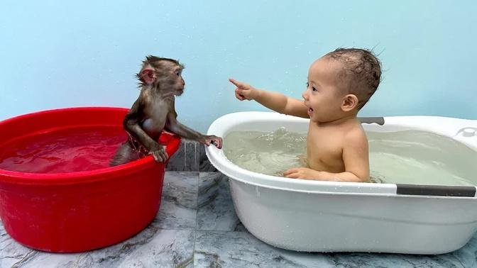 Monkey KaKa and baby Diem bathing together look so happy