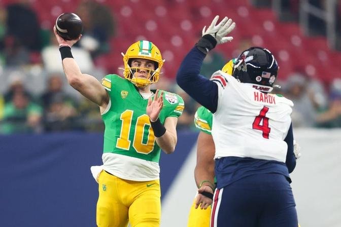 Bo Nix, No. 8 Oregon dominate No. 23 Liberty at Fiesta Bowl