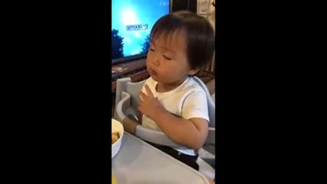 Japanese toddler tirelessly battles to stay awake to finish his meal