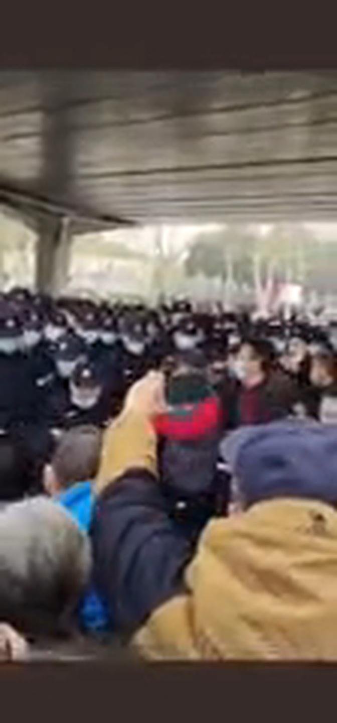2月15日，武汉退休人员大规模集会，抗议医保缩水。（五）视频24秒处有人高呼：“打倒反动政府！”