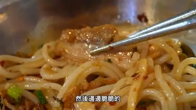 廣西桂林逛早市吃米粉，4元滷菜粉10元原湯粉，哪個香？