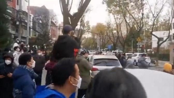 27日白天，北京朝陽區民衆來到朝陽區安貞街道辦表達抗議，他們高喊「還我自由 維權解封」