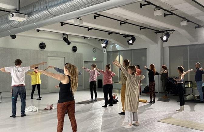 Finlanda: Vizitatorii festivalului de yoga învaţă exerciţiile Falun Dafa