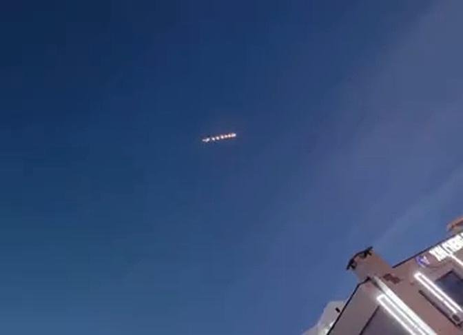 2月13日，黑龍江多位網友拍攝到不明飛行物，像一串光點整齊地排列在天空中。