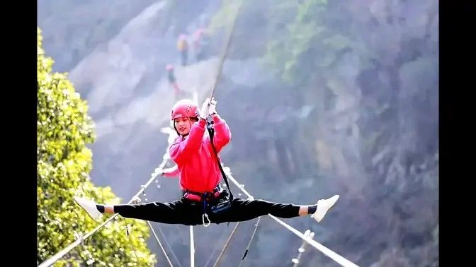 挑戰雲南麗江老君山280米高空攀岩飛拉達，掛在半空中上下兩難，腿還抽筋了