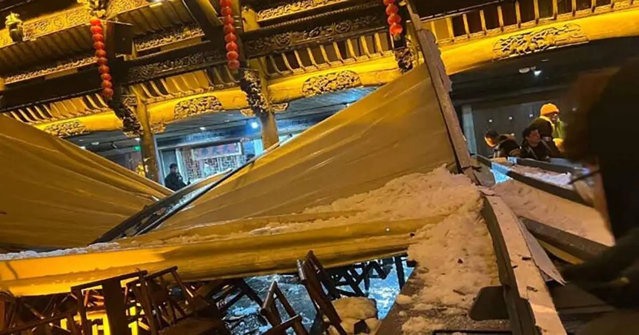 Atap Menara Indah 72  Runtuh Saat Pertunjukan di Zhangjiajie, Tiongkok,  Sejumlah Orang Terkubur