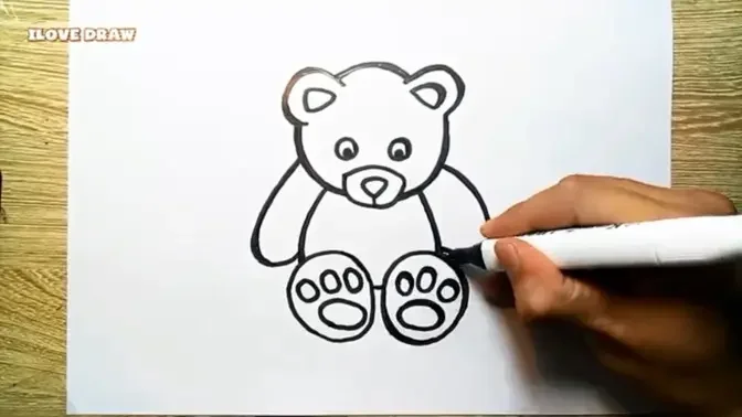 Chú gấu yêu nhất sẽ được xây dựng trong bức tranh của chúng ta. Hãy cùng xem những sợi nét vẽ tinh tế, nhẹ nhàng tạo nên một chú gấu đáng yêu hết nấc.