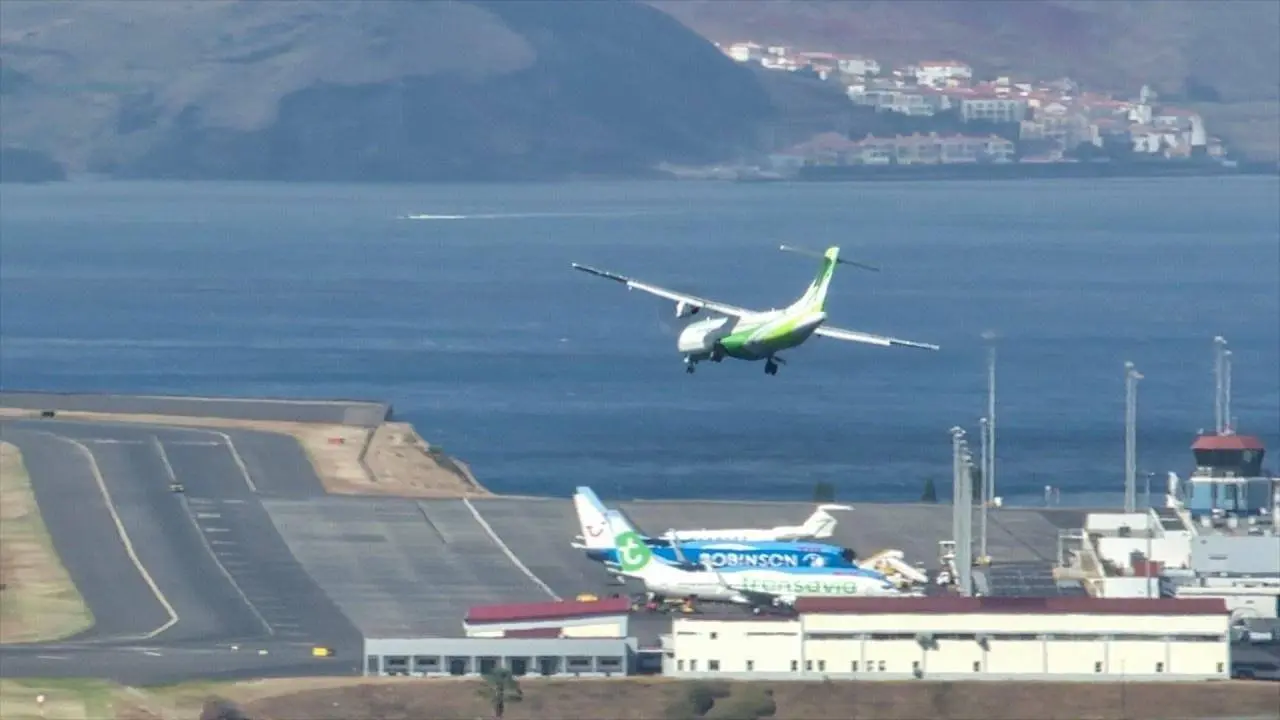 NOSE DOWN LANDING Binter ATR 72-600 at Madeira Airport