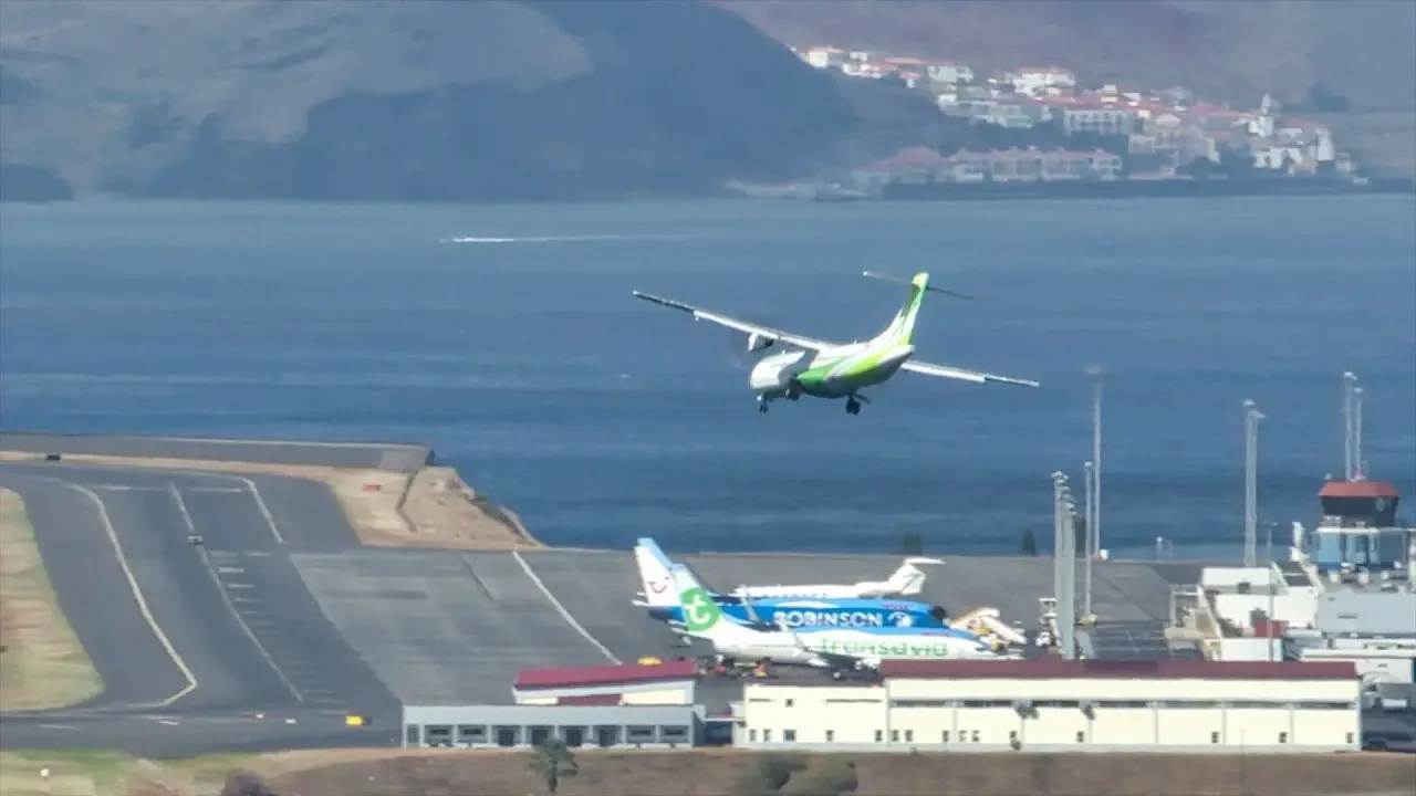 NOSE DOWN LANDING Binter ATR 72-600 at Madeira Airport