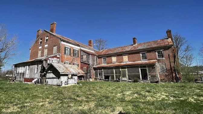 Beautiful Packed 180 year old Derelict Mansion in Tennessee w/ Incredible Architecture