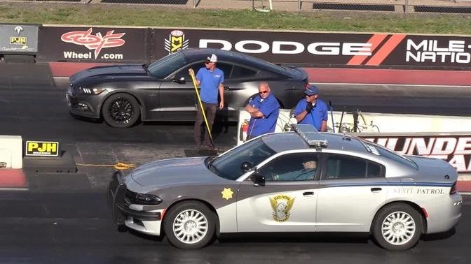 Police car vs Mustang GT - drag race