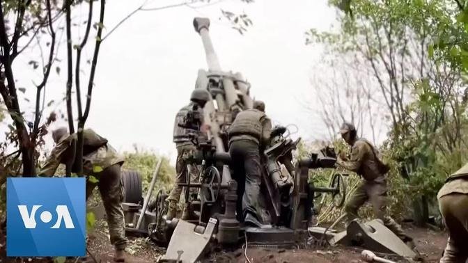 Ukrainian Soldiers Fire US Howitzers at Russian Positions