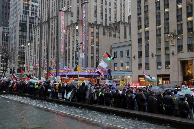 Protesters interrupt Biden, Obama, Clinton at $25 million New York fundraiser