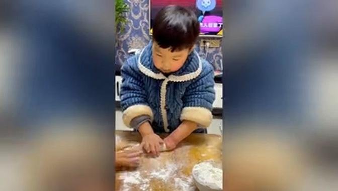 Boy born without fingers on left hand makes dumplings like a pro