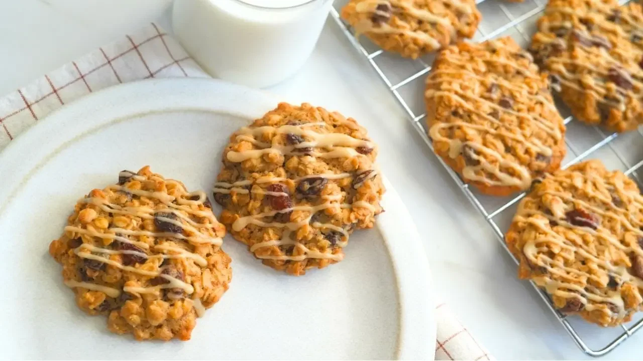 Soft and Chewy Maple Oatmeal Cookies Recipe