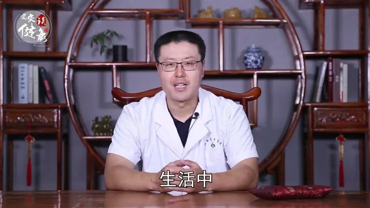 中风前兆｜有心血管疾病，手指肚有横纹，有下面征兆的一个，赶紧就医｜舌头歪一边｜突然失语或语言模糊｜无颈椎病，但中指麻木｜预防中风，做手指操，手指摩擦，促进血液循环。心血管疾病要坚持吃药【老安谈健康】
