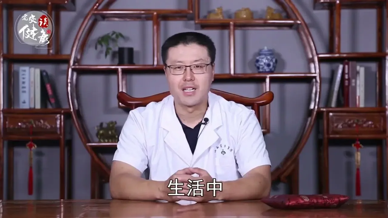 中风前兆｜有心血管疾病，手指肚有横纹，有下面征兆的一个，赶紧就医｜舌头歪一边｜突然失语或语言模糊｜无颈椎病，但中指麻木｜预防中风，做手指操，手指摩擦，促进血液循环。心血管疾病要坚持吃药【老安谈健康】