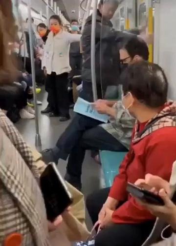 近日，北京一男子在地铁上挑衅一名老外，被打到满地找牙。