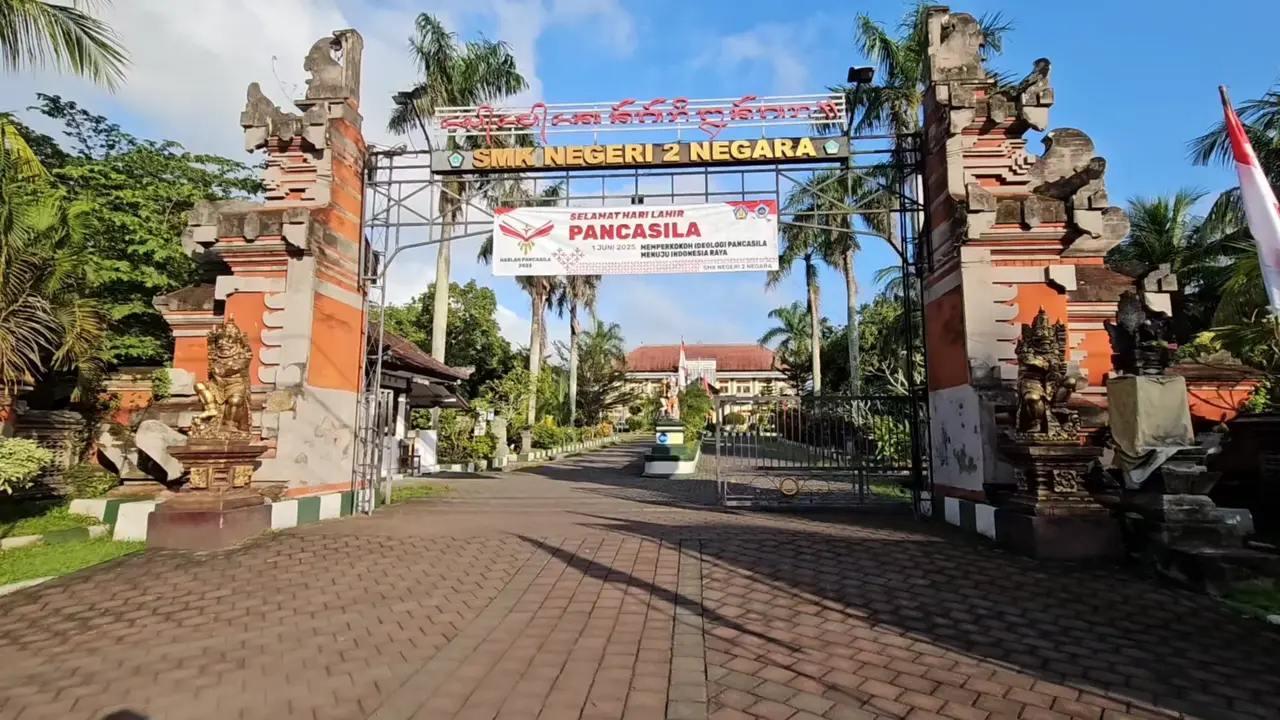 Sosialisasi platform Digital Ganjing World di SMKN 2 Negara, Bali,Indonesia 
 
