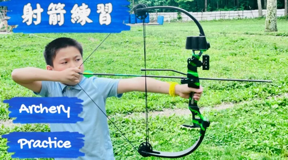  James 10 tuổi hóa thân thành cung thủ nhí trong sân sau nhà