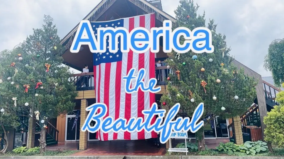 Dàn hợp xướng tập thể của trường Tiểu Liên Hoa của James 10 tuổi hát bài "America the Beautiful"