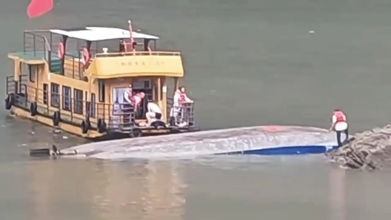 贵州黔西突降大暴雨，多艘游船翻覆 至少70余人落水