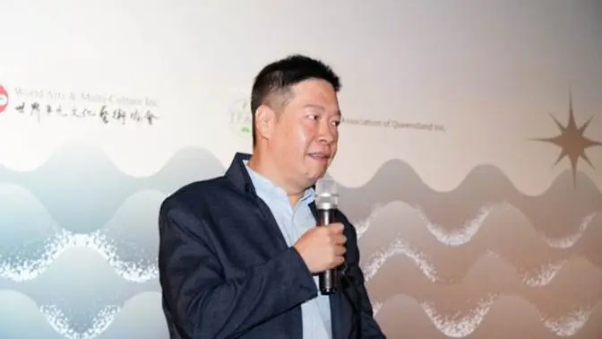 A person holding a microphone

AI-generated content may be incorrect.